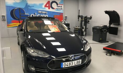 Los talleres de Aicrag aprenden a reparar los coches eléctricos Tesla